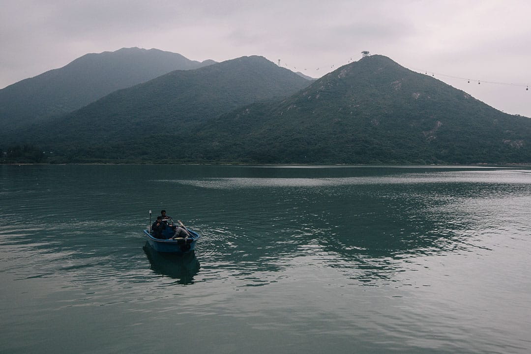 圖為香港大嶼山，漁民泛舟在海上捕漁。攝：王嘉豪/端傳媒