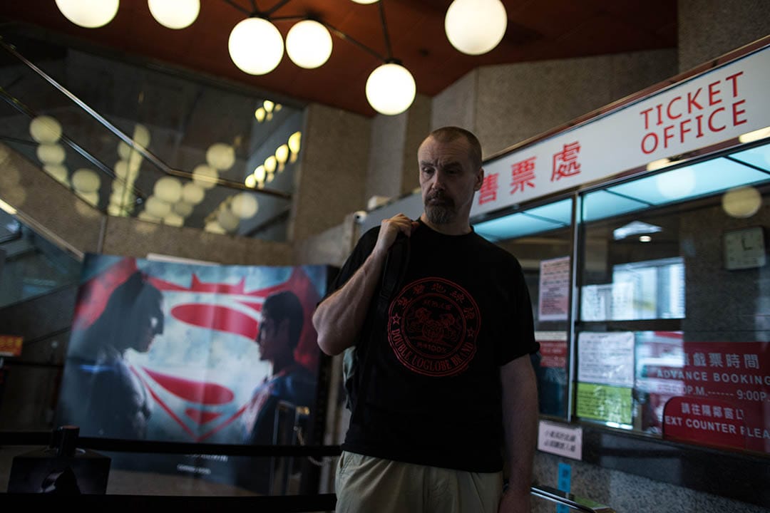  Sean Tierney 在自己最爱去的豪华戏院。摄：卢翊铭/端传媒