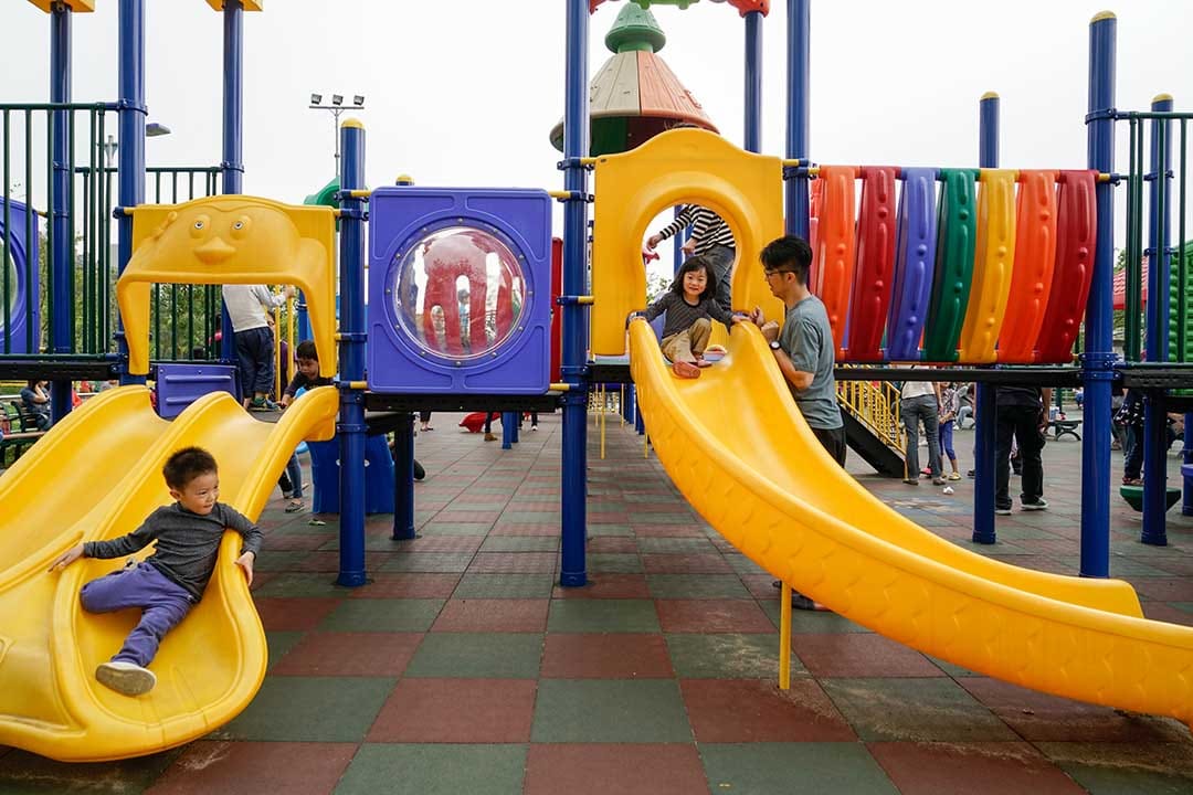 大安森林公园游戏场罐头游具（塑胶组合滑梯）。摄：张国耀/端传媒