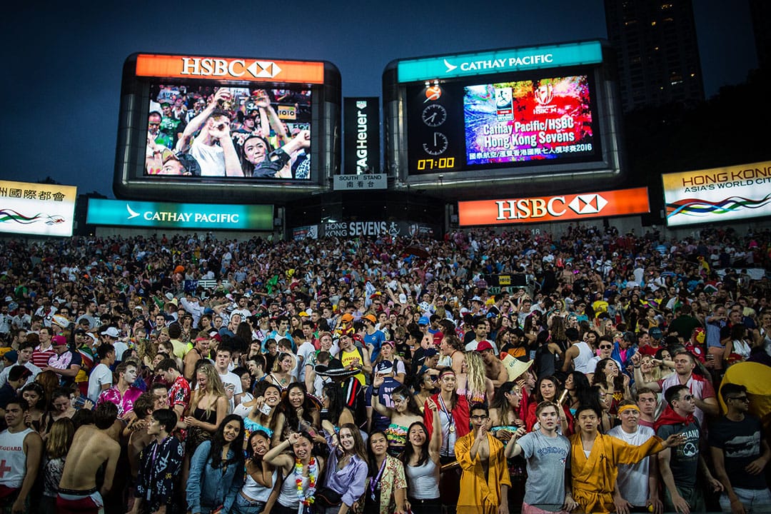 傍晚时分看台座无虚席,气氛非常热闹,球迷站起欢呼。
