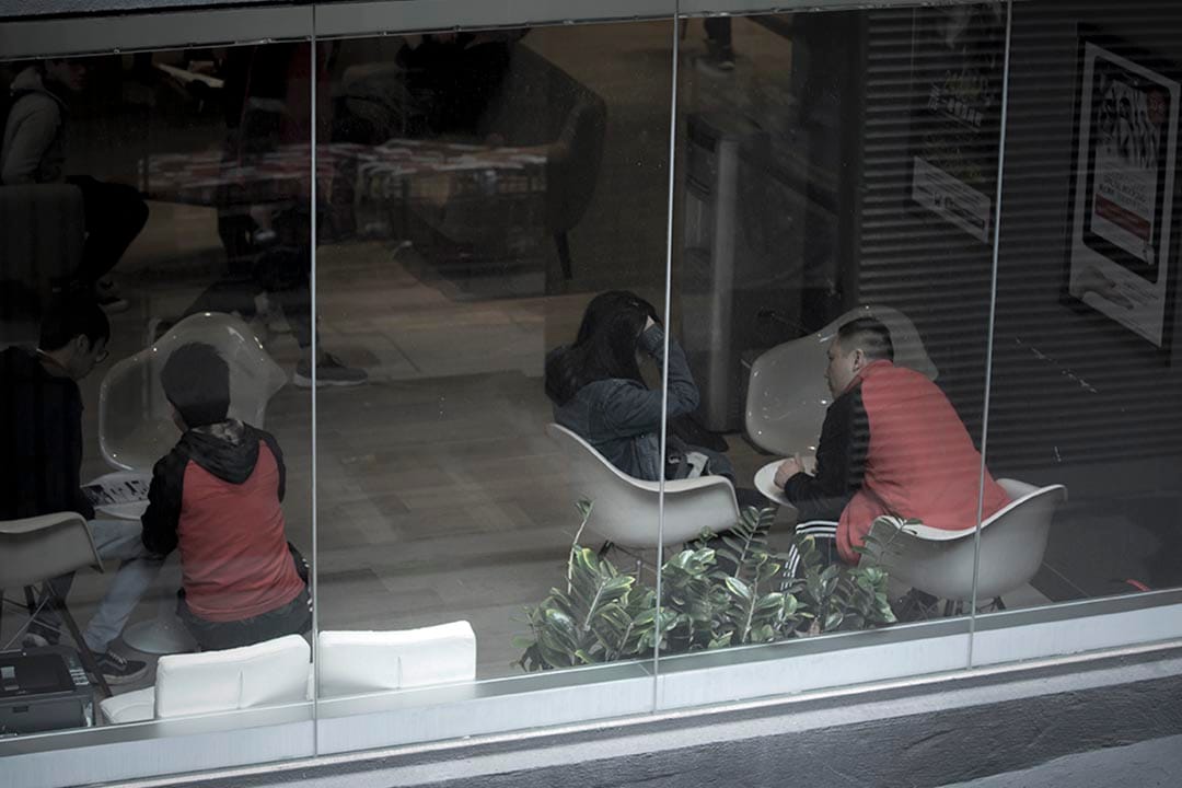 圖為健身銷售人員向顧客推銷產品。攝：羅國輝/端傳媒