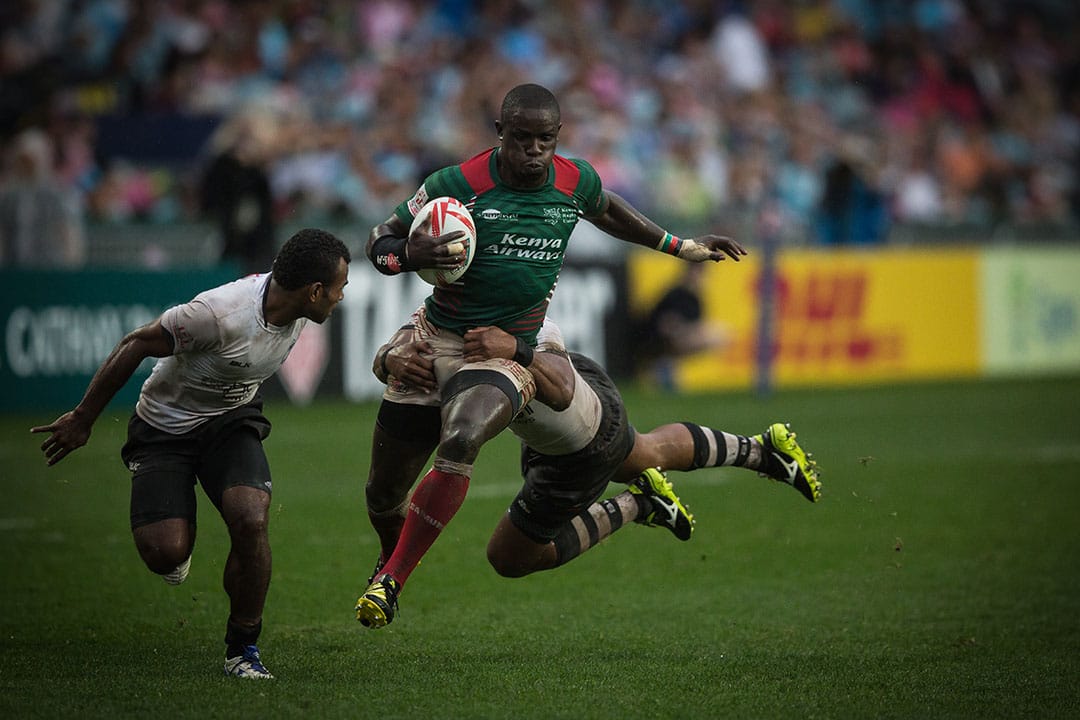 斐济球员飞身阻止肯亚队进攻。