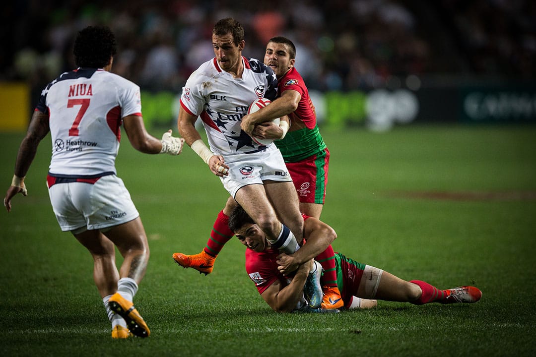 美国队球员策动攻势遭葡萄牙上下夹击拦截。