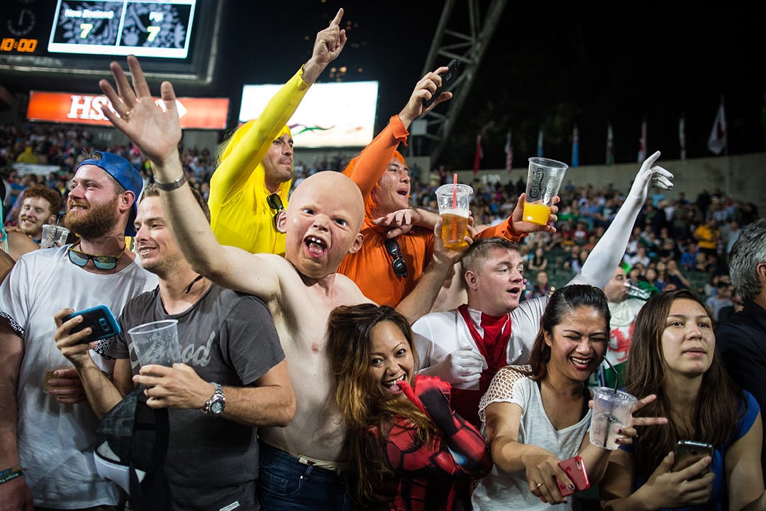 球迷等待支持队伍绕场时起舞。