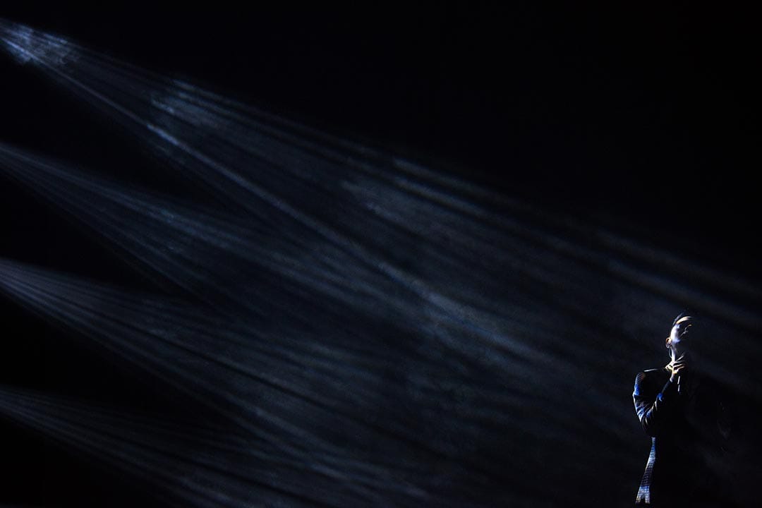 黃耀明在美麗的呼聲聽證會中演出。 攝:盧翊銘/端傳媒