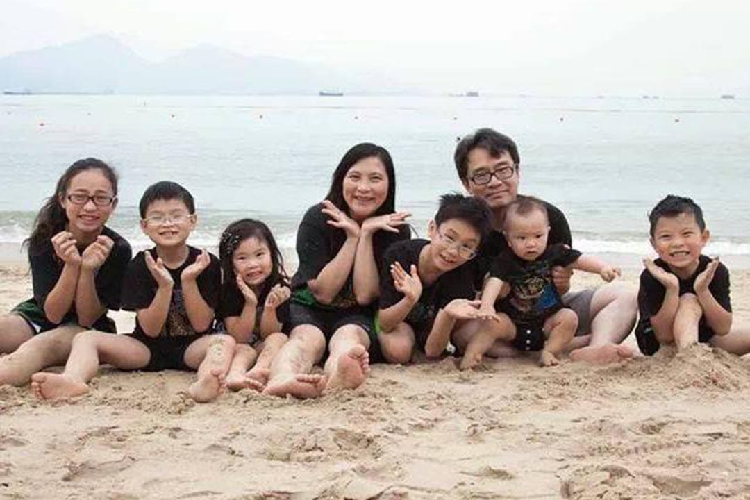 這家人每年都會在同一地點找同一位攝影師朋友影家庭照，這張攝於2014年，一家八口。受訪者提供