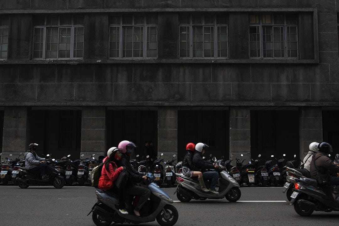 台北希望透過「自行車」逐步取代機車的做法，也反映出後進國家對現代化的追趕心態。攝：Andrew Wong/Getty 