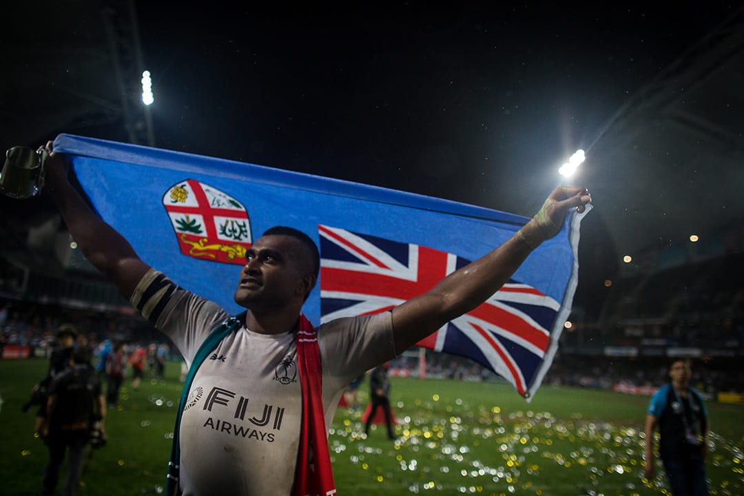 斐济成功卫冕银杯赛冠军，球员在领奖后披上国旗。