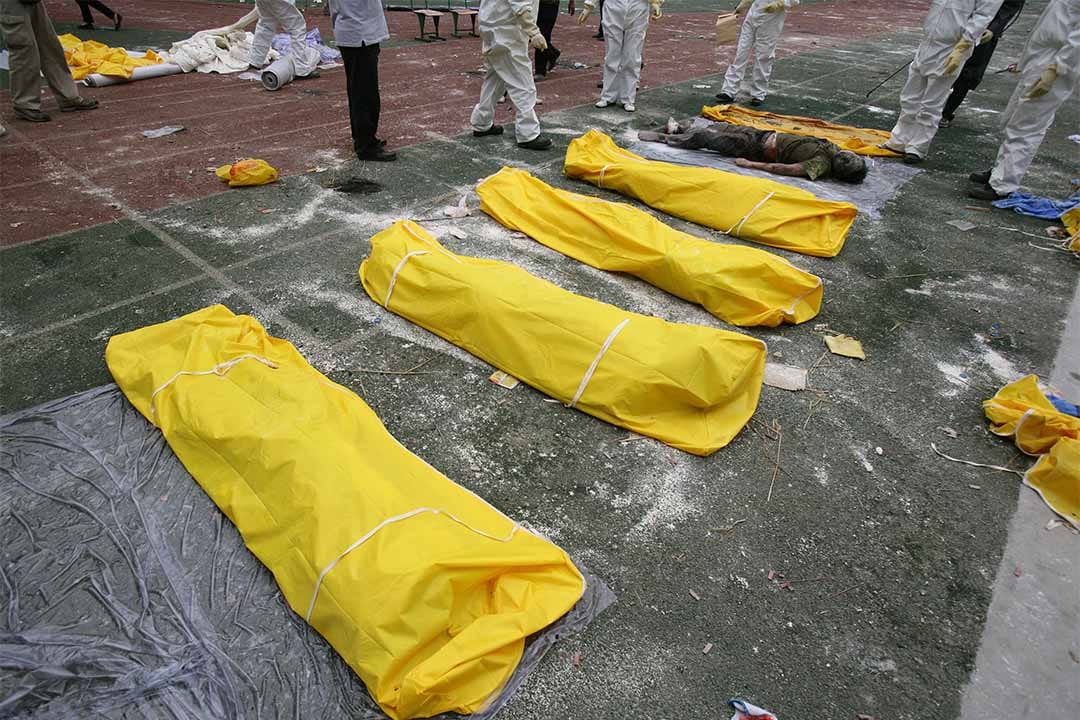 2008年5月17日，救援人员在倒塌的外语学校旁确认死难者身份。