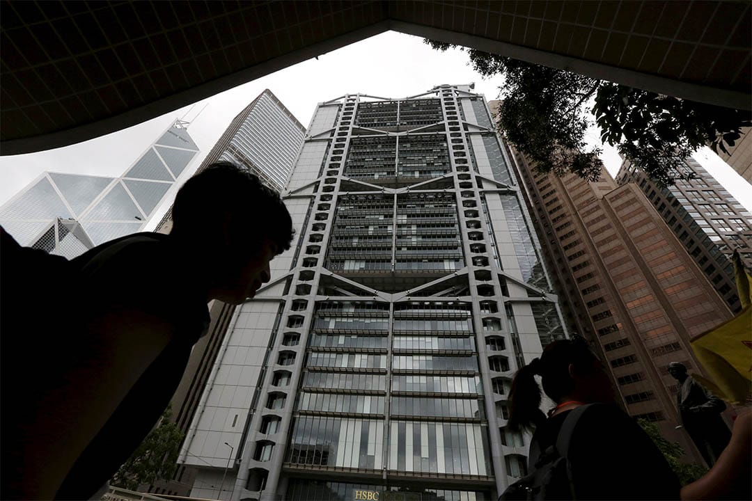 圖為市民走過中環商業區。