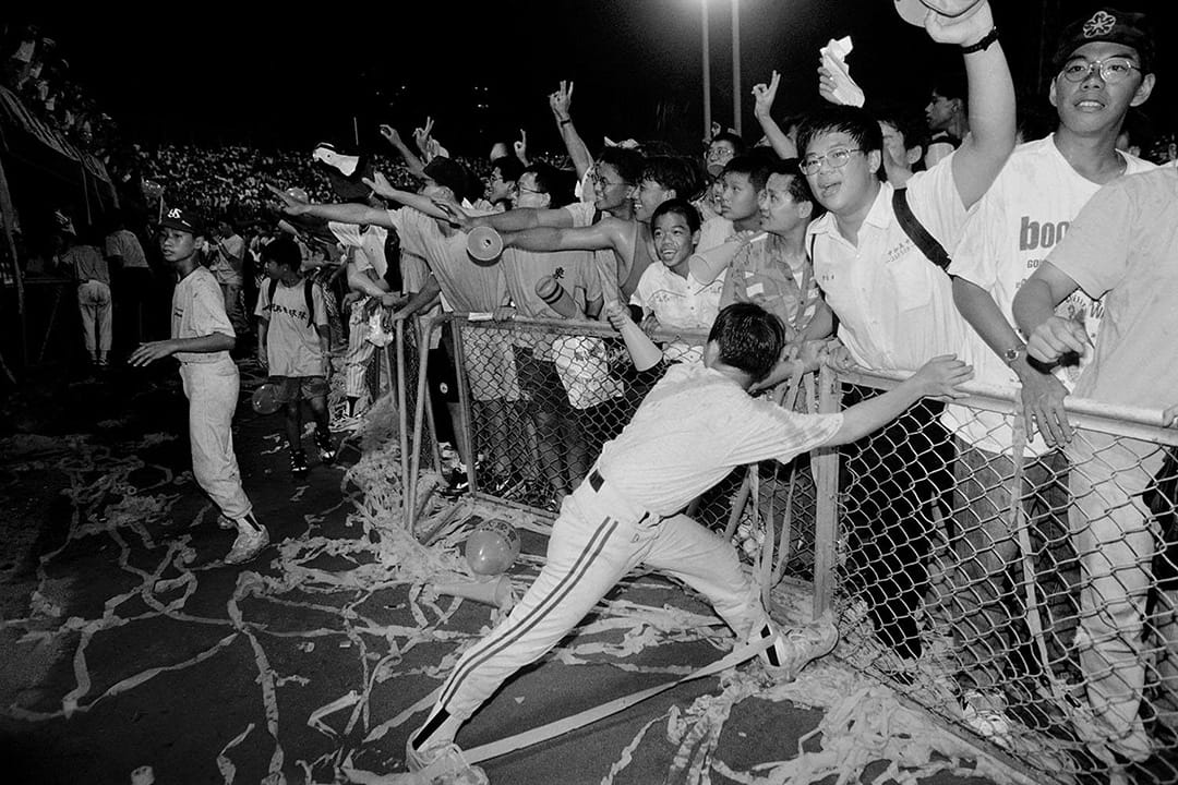 1994 台北棒球场  职棒热潮的冠军战後，热情的球迷跳进球场内庆祝，棒球场後来拆除了，成了办演场会为主的台北小巨蛋。