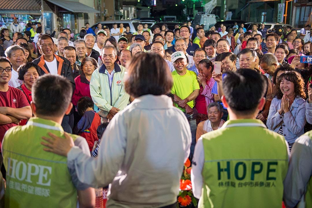 除了拍摄蔡英文，摄影师的对象主要围绕台湾的人与土地，包括各地的民众、风景地貌以及一切与台湾有关的事物。