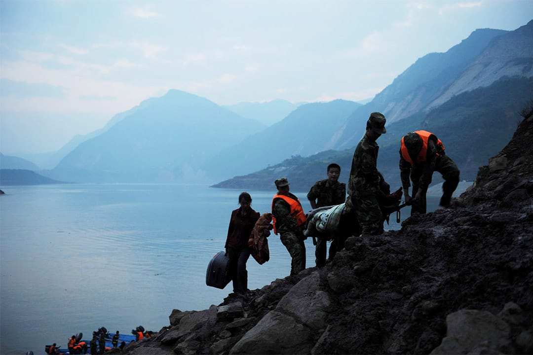 2008年5月14日，中国军方救援人员在山上拯救伤者。