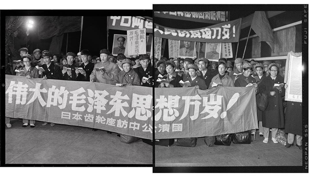 1967年10月7日，黑龍江省哈爾濱火車站，日本齒輪座訪華團下車捧讀毛語錄。