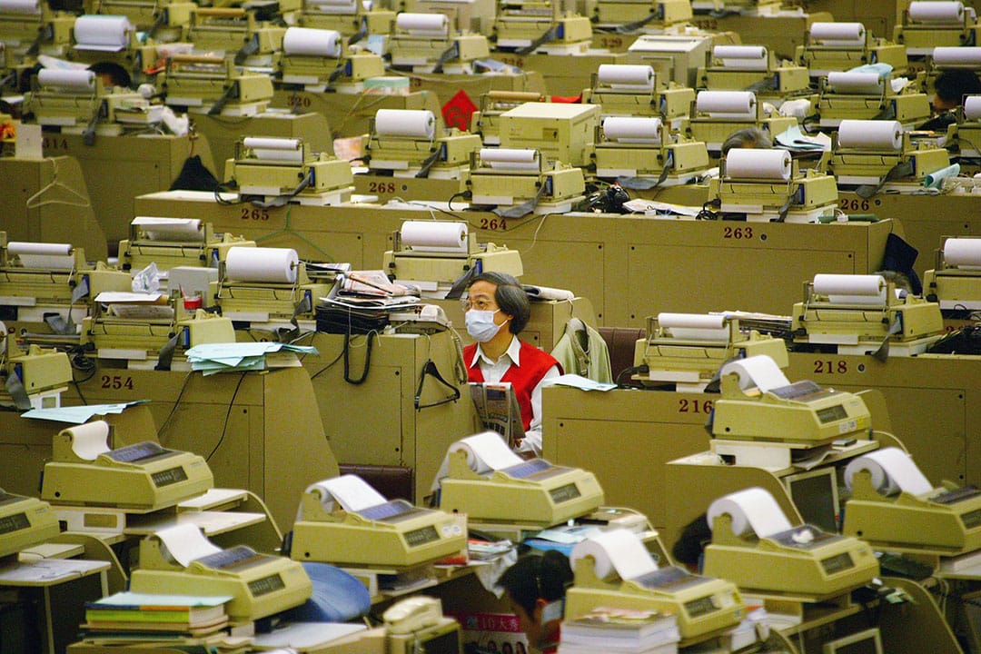 沙士引发全民恐慌， 楼市及股市崩溃，恒指跌至低谷。