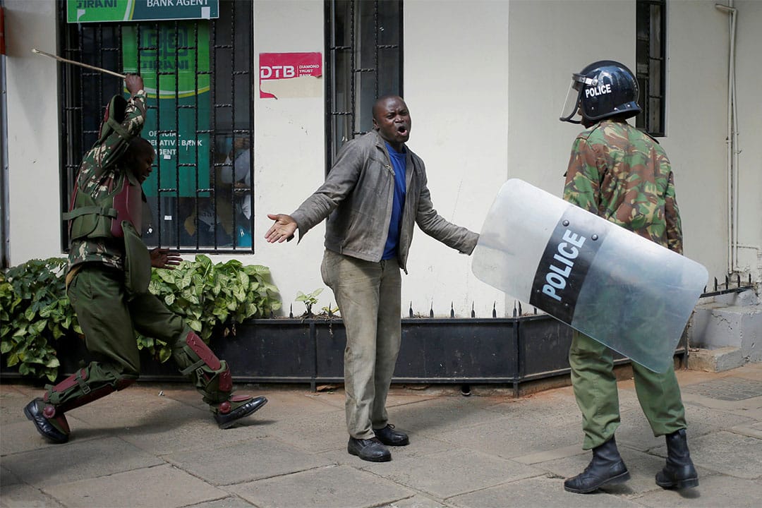 2016年5月16日，肯亚内罗毕，当地警察正驱赶一名示威者。