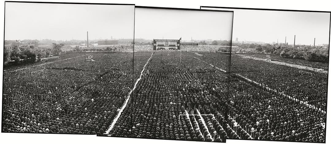 1976年9月18日，哈尔滨人民体育场 ，黑龙江省暨哈尔滨市50万群众悼念毛主席逝世。