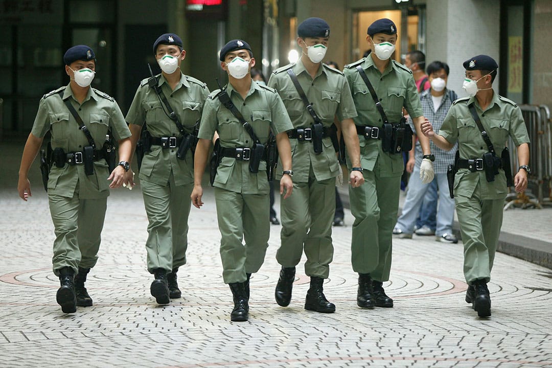 警方在淘大花园Ｅ座执行隔离令，居民被安排搬往西贡及鲤鱼门两所度假村。