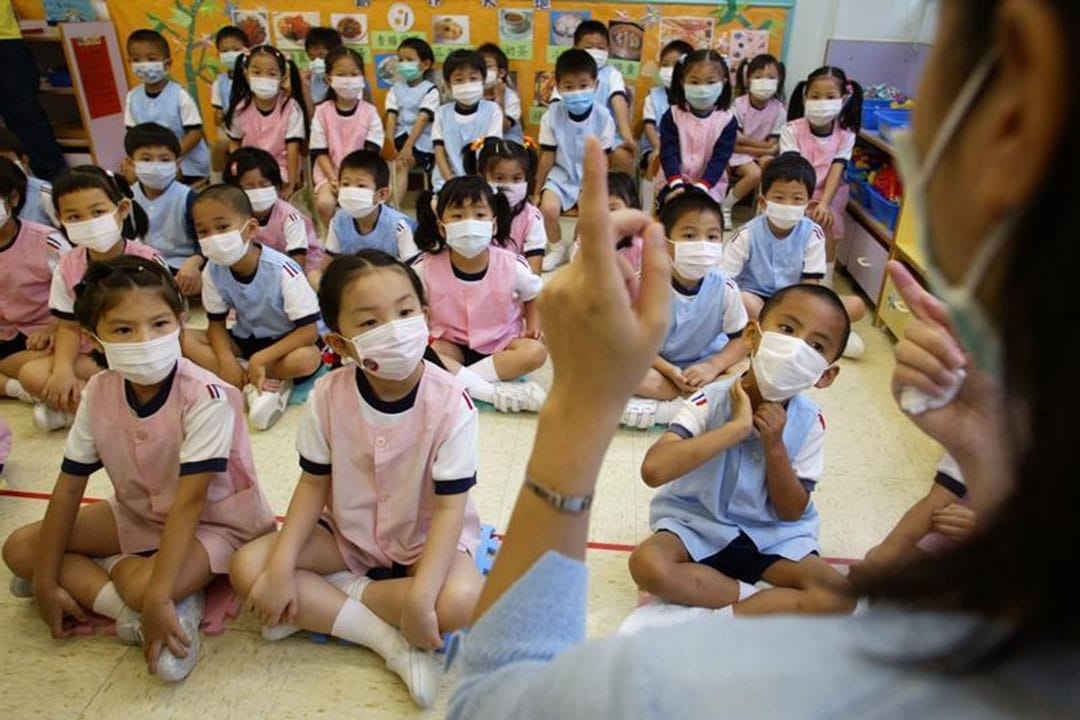 政府于3月底宣布全港学校停课约一个月。