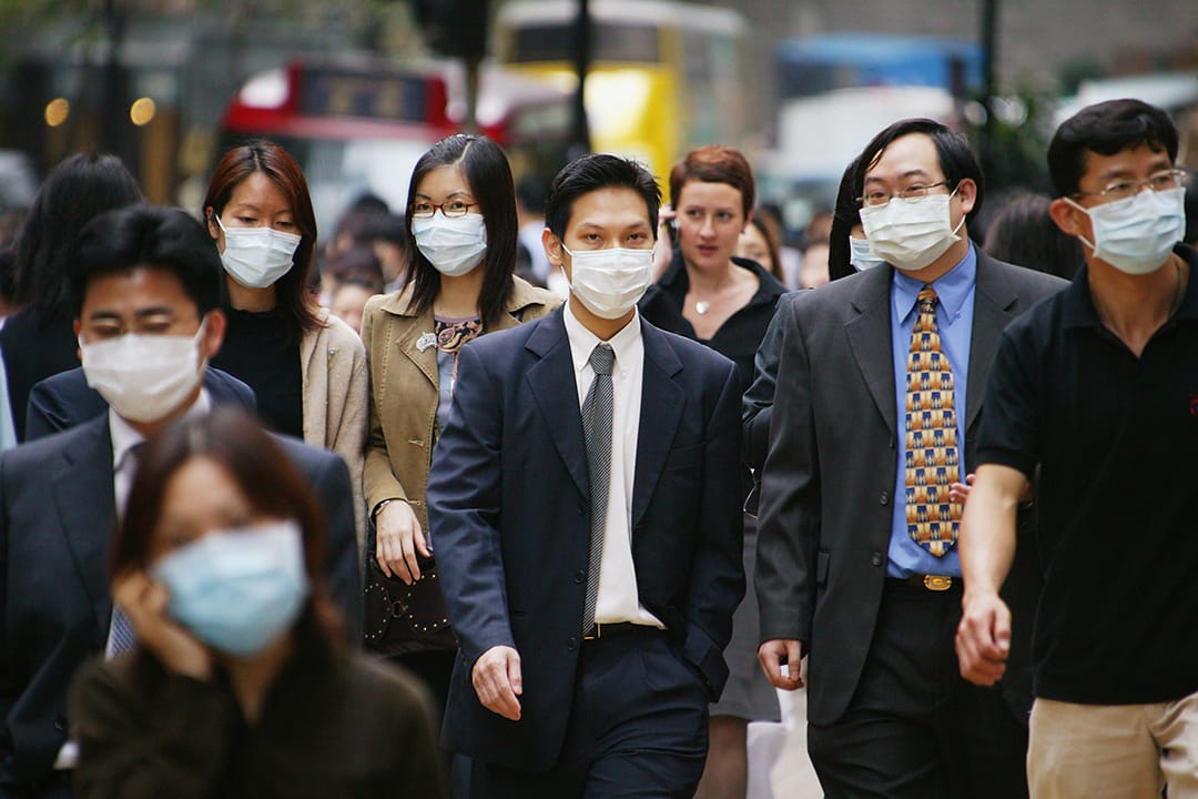 在沙士其间，口罩成为每人的必须品。