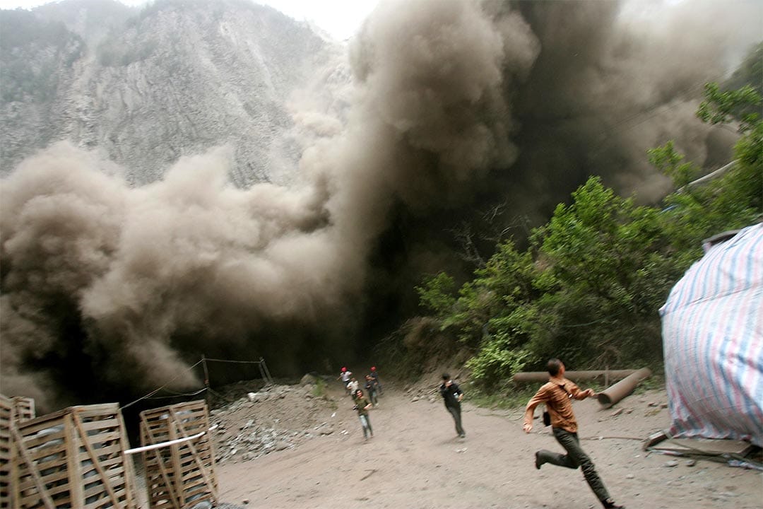 2008年5月17日，人们躲避余震引起的山泥倾泻。