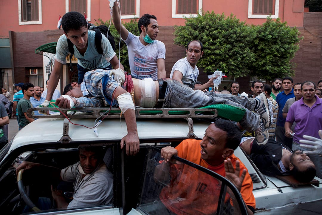 埃及 - 埃及政变事件 - 2013年7月27日至8月16日 - 2013年7月3日埃及军方发动政变推翻总统穆罕默德·穆尔西。穆尔西下台后，反对政变之民众便发起示威游行要求恢复穆尔西的职权。 8月14日，埃及安全部队和警察对在开罗东北部阿达维耶清真寺广场和中部复兴广场扎营抗议的穆尔西支持者进行清场行动。暴力冲突造成多人伤亡，穆斯林兄弟会指越2,600人在事件中死亡。