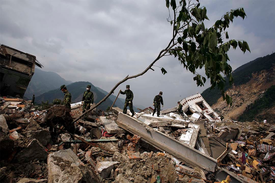 2008年5月15日，中国士兵在北川县地震区的瓦砾中搜救。
