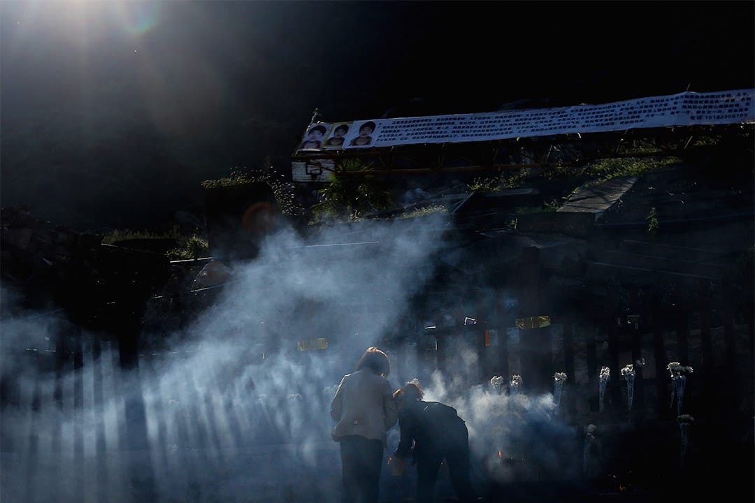 2013年5月12日，汶川地震五周年纪念，绵阳市有死难者家属在灾难遗址前祭祀。