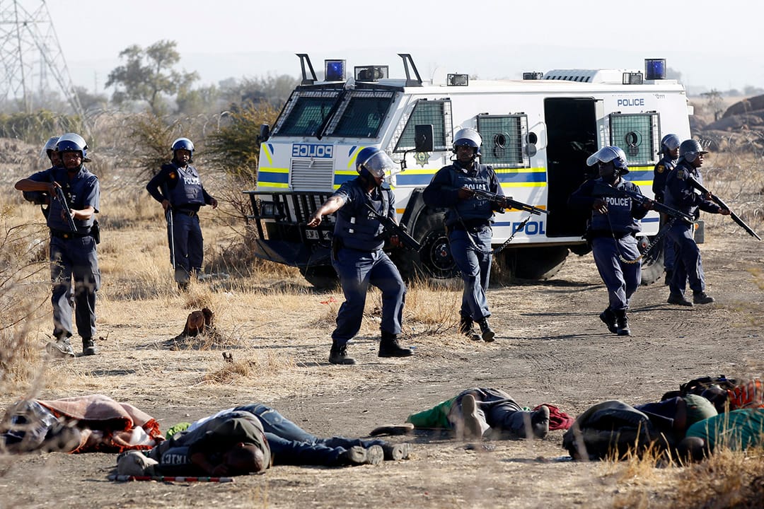 南非 - 马里卡纳矿工罢工 - 2012年8月16日 - 南非一个白金矿有3,000工人罢工，警方驱散工人时，双方爆发冲突，警方开枪射杀工人，造成34人死亡。