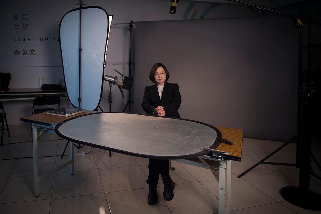 蔡英文在摄影棚内拍摄元首肖像照。