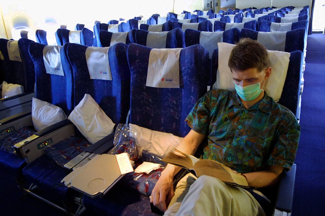多国对香港实施入境限制，而飞机密闭空间成为高危感染点。
