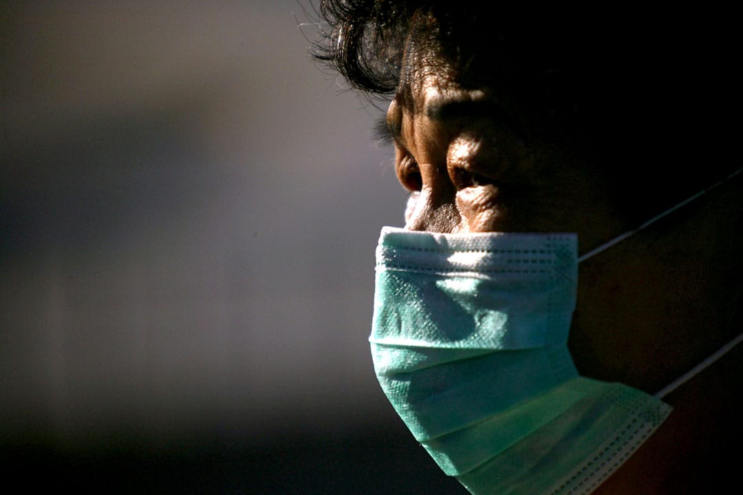 沙士在多间医院爆发，医护人员相继受感染。