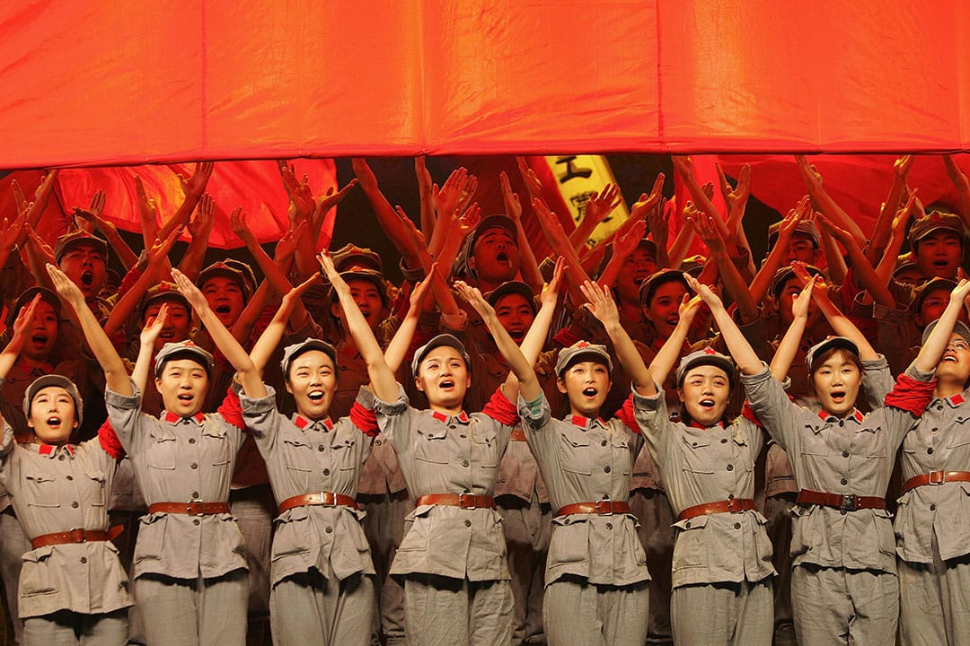 中國北京，青年唱歌紀念紅軍長征勝利。