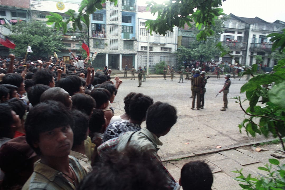 缅甸 - 8888民主运动 - 1988年8月8日 - 缅甸全国各地发动大型抗议示威行动要求争取民主。军政府强硬镇压抗议者，于全国各主要城市，对示威者不加区别开火射击杀害。抗议运动在军政府的血腥镇压之下结束，估计三千至一万人死亡。