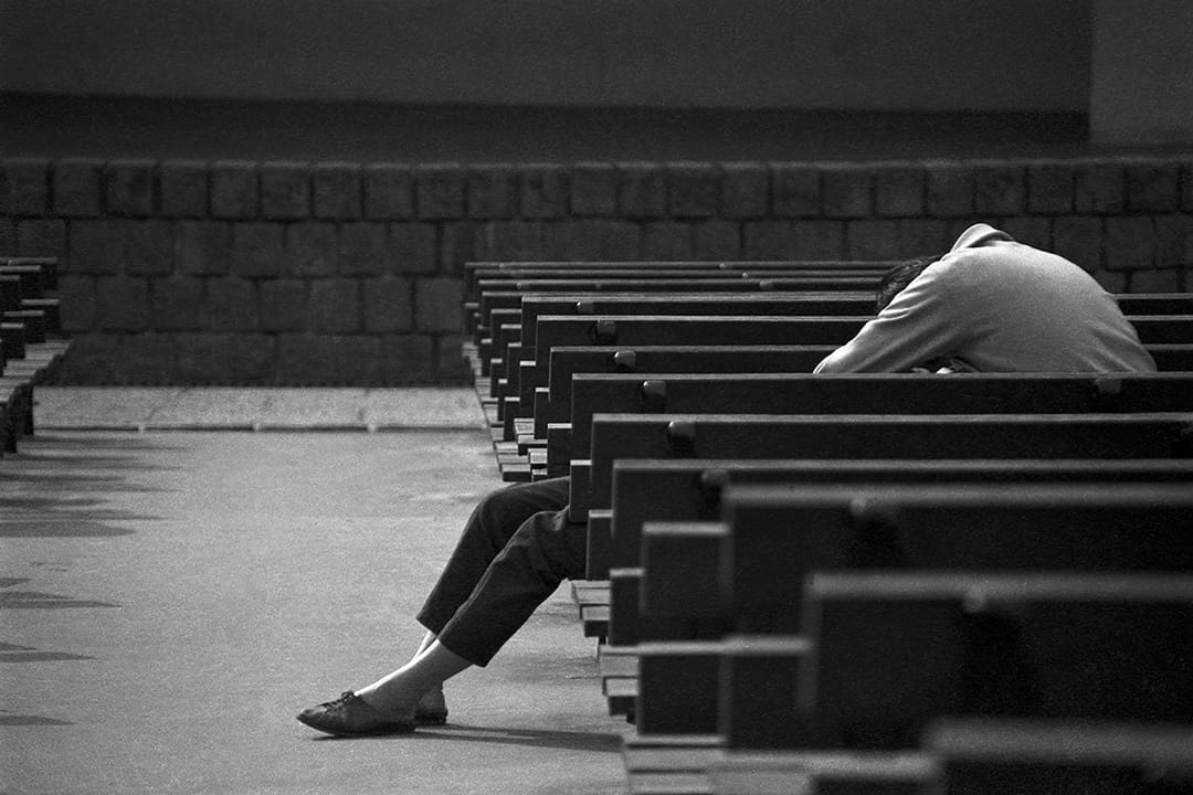 1988 新公园音乐台的长椅上，恋爱中的情侣沉醉在两人的世界里．新公园後来为了纪念228事件，见了座纪念碑改名为228公园。