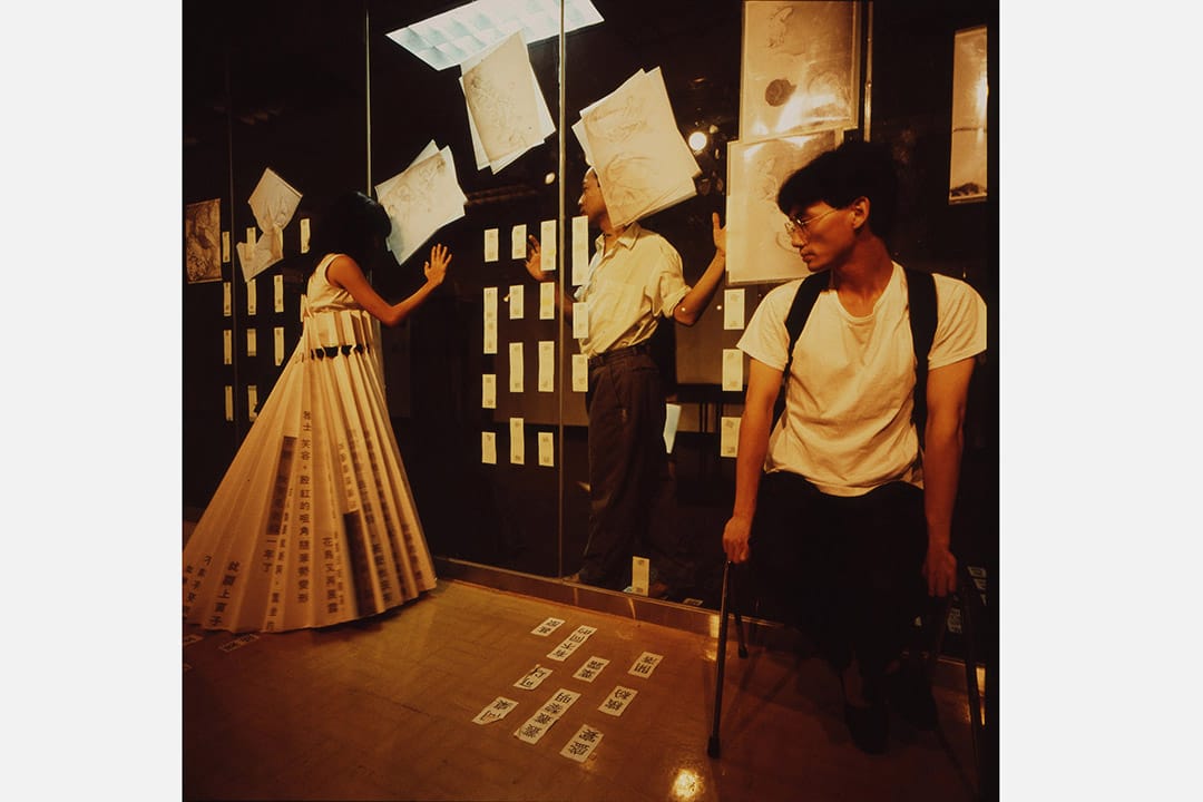 《东西游戏》中，梅卓燕穿着梁秉均的“诗裙”与郑志锐跳“双人舞”和“沙  砖上”的梵谷（右一）。