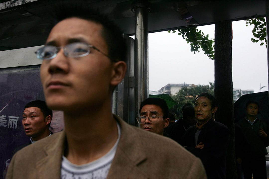 2008年5月13日，四川都江堰市居民旁观救援人员在瓦砾中搜救生还者。