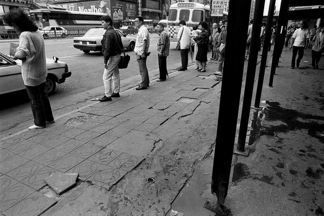 1989  台北车站前  没有捷运的年代，等公车的市民与破破烂烂的人行道。