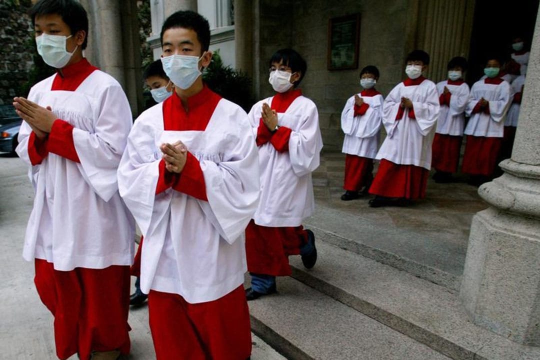 沙士爆发多月，市民开始在口罩下尝试正常生活，民间团结活动。