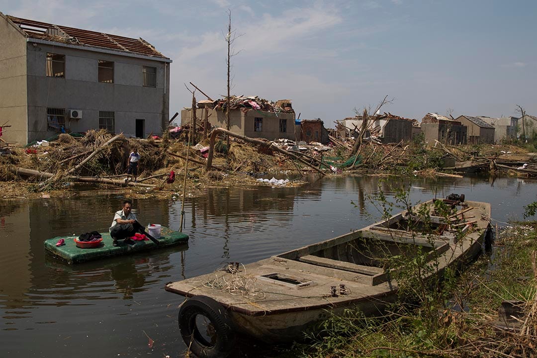 村莊「空心化」嚴重，青壯勞力外出打工，只有老人留守在村子裡。