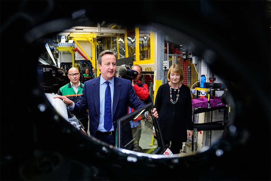 英國首相卡梅倫參觀一家汽車製造商工廠。