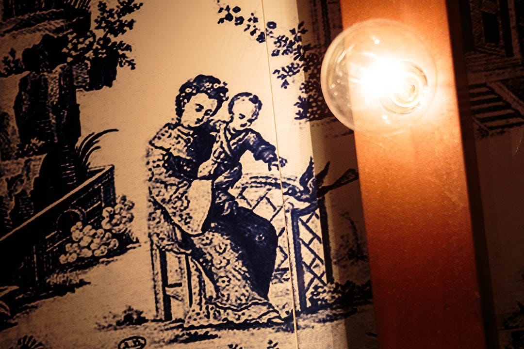 意大利餐廳208 Duecento Otto，牆上青花瓷片拼貼的中式圖案。