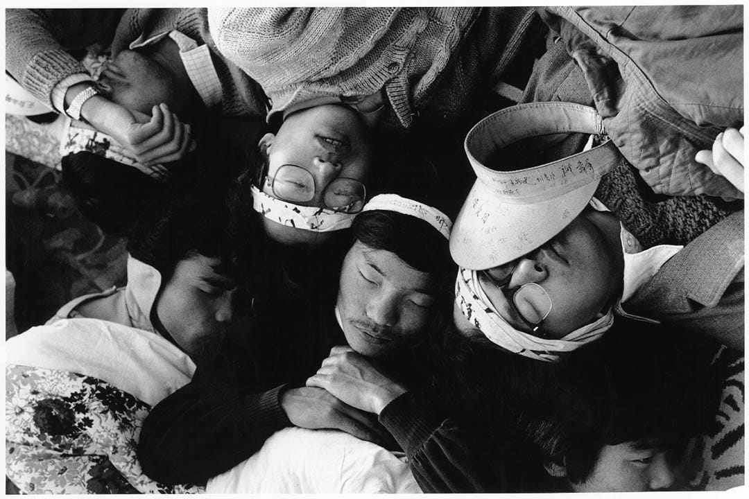 黃勤帶拍下八九民運，在1990年出版《89廣場的日子》。