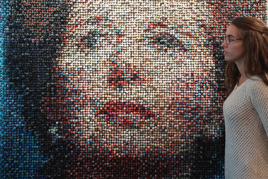 一件以戴卓爾夫人頭像製作的藝術品。