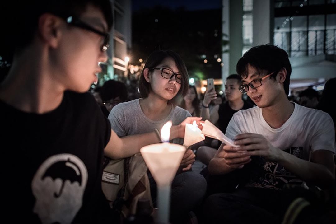 學生出席在港大舉辦的六四晚會。