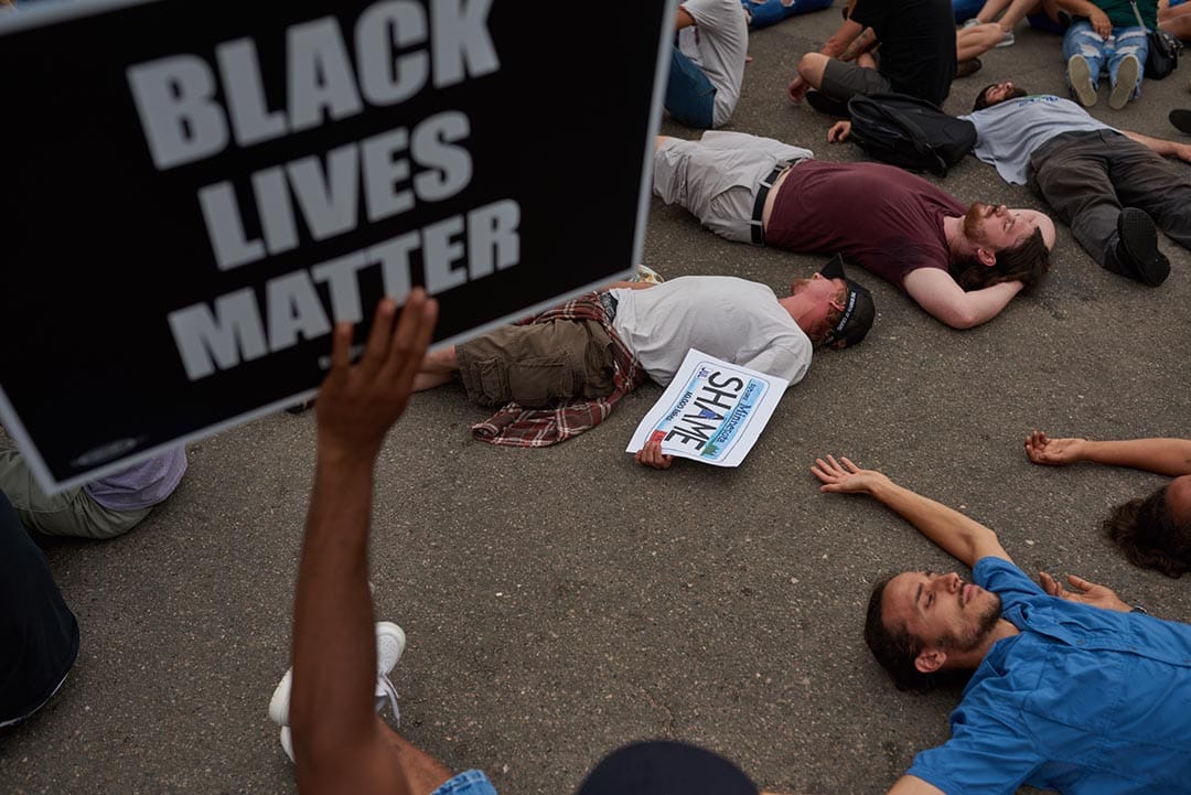 明尼苏达州市民走上街头示威。