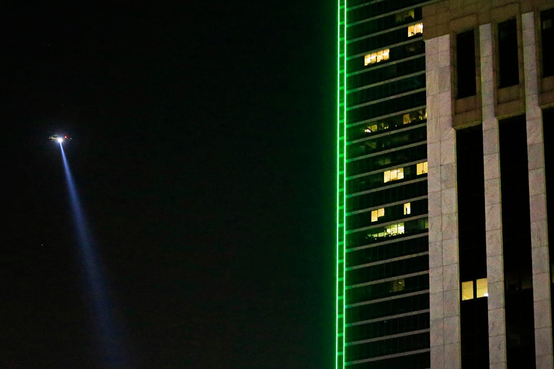 达拉斯多名警察受枪击後,警方使用直升机在市内展开追捕。