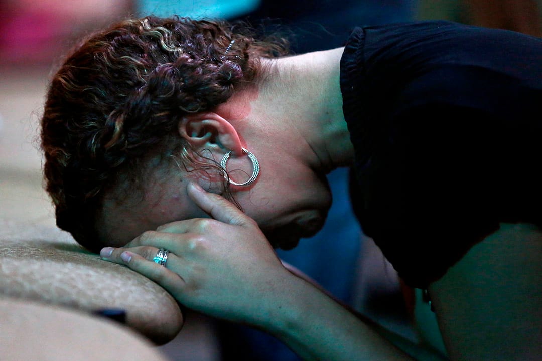 弗吉尼亚州汉普顿市民为多宗枪击死者祈祷。