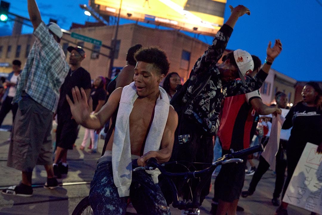 明尼苏达州市民走上街头示威。