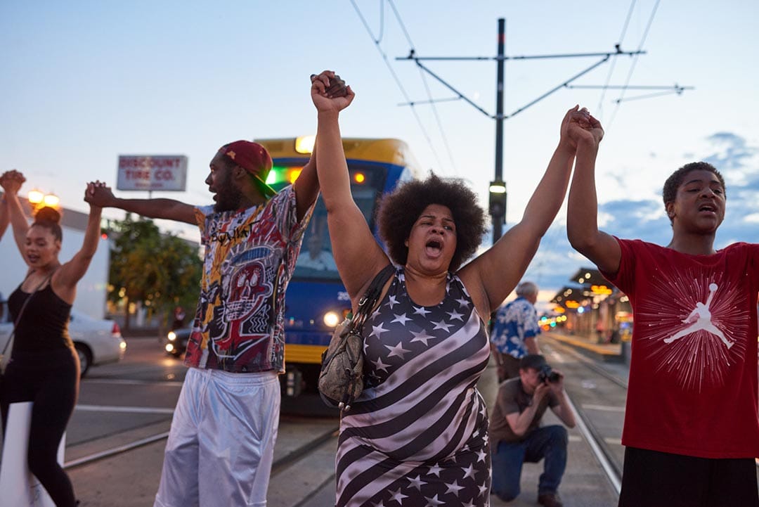 明尼苏达州市民走上街头示威。